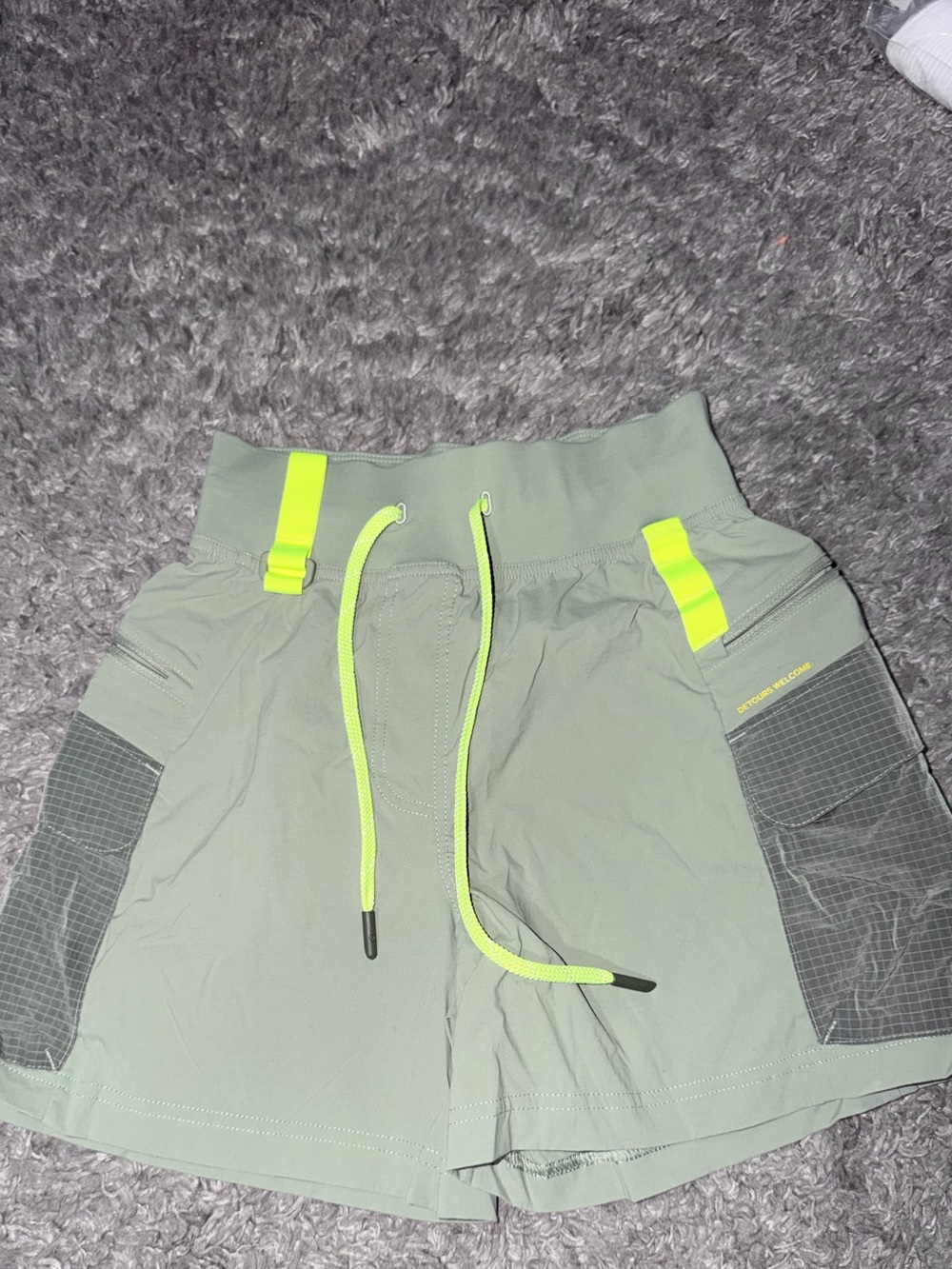 Lululemon Multi-Pocket Cargo High-Rise Hiking Shorts 5” Laurel Green